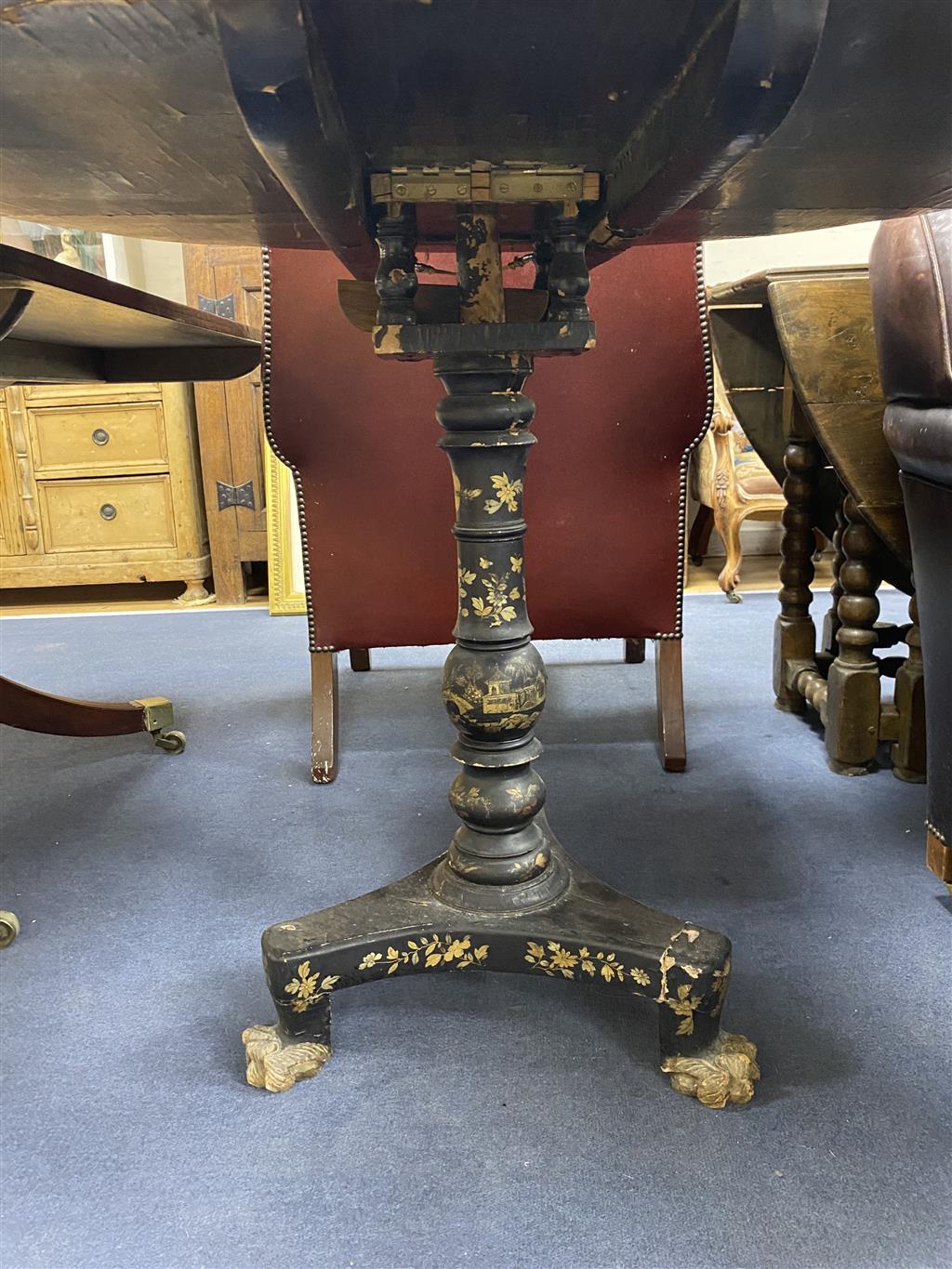 An early 19th century Chinese Export chinoiserie-decorated tilt-top table (a.f.), diameter 90cm, height 80cm